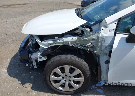 2021 Toyota Corolla Le z USA, uszkodzony, nr VIN 5YFEPMAE9MP195871